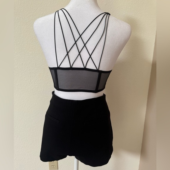 Short and top outfit, with black shorts and lace satin top - Picture 3 of 9